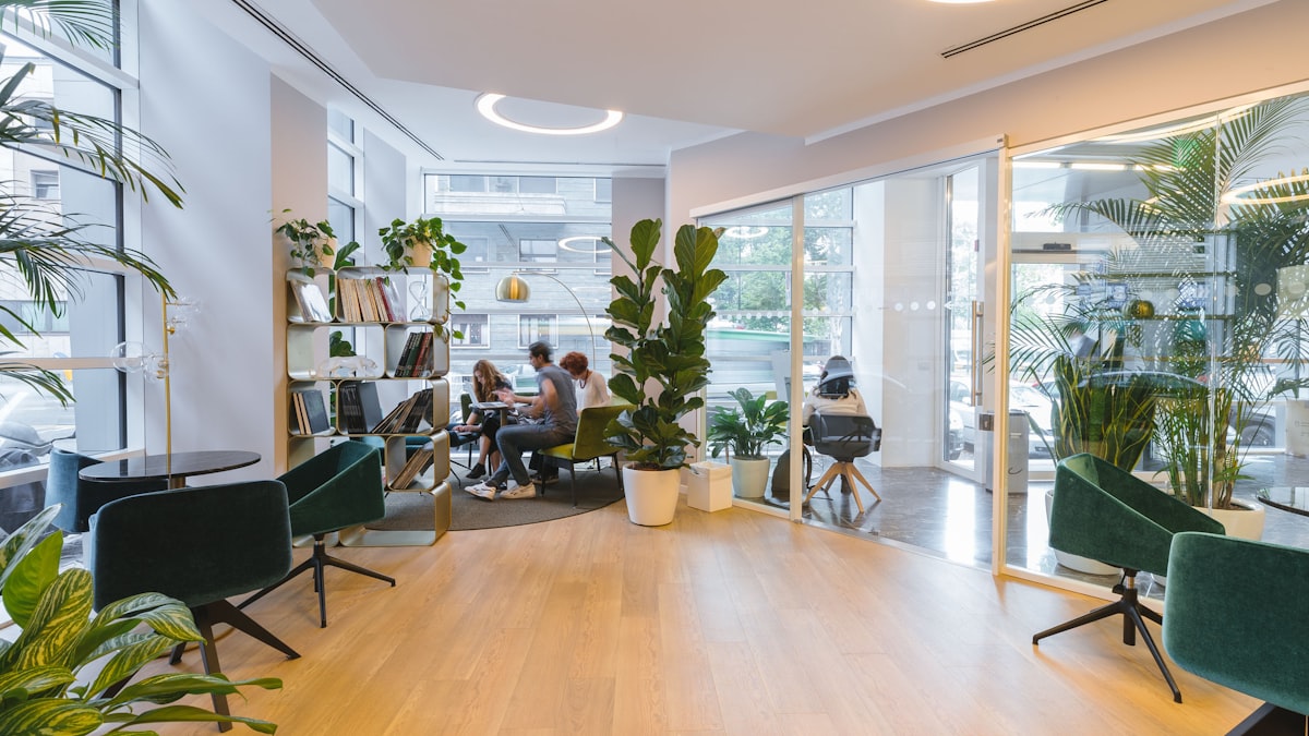 Coworking-Spaces bleiben das Herz der Szene: Hier entstehen die Teams, die morgen die großen Runden einsammeln.